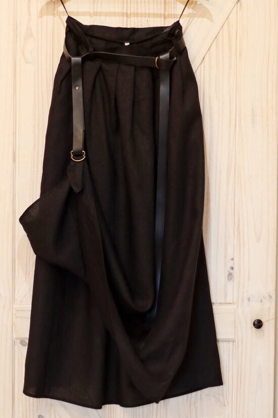 Melni lina svārki ar šķēlumiem sānos un ādas jostu